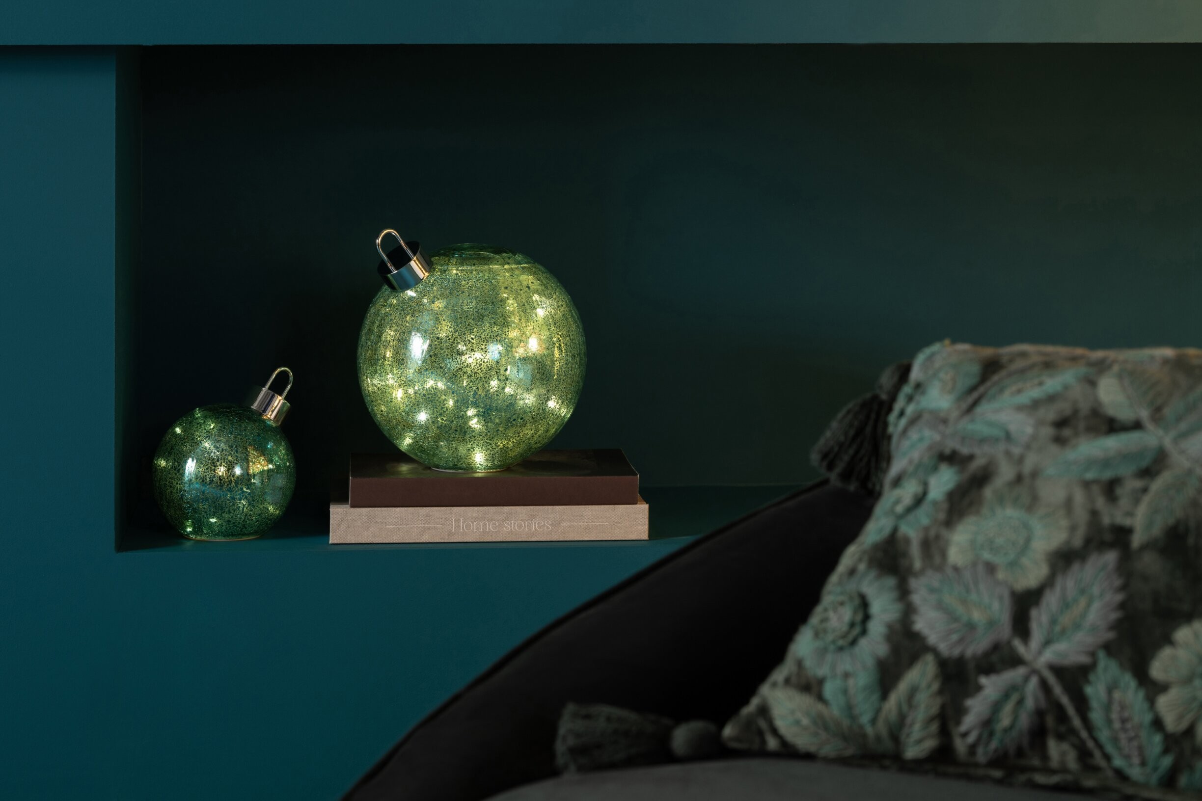 Zelená skleněná LED koule – 15*15*17,5 cm J-Line by Jolipa Zelená skleněná LED koule – 15*15*17,5 cm J-Line by Jolipa