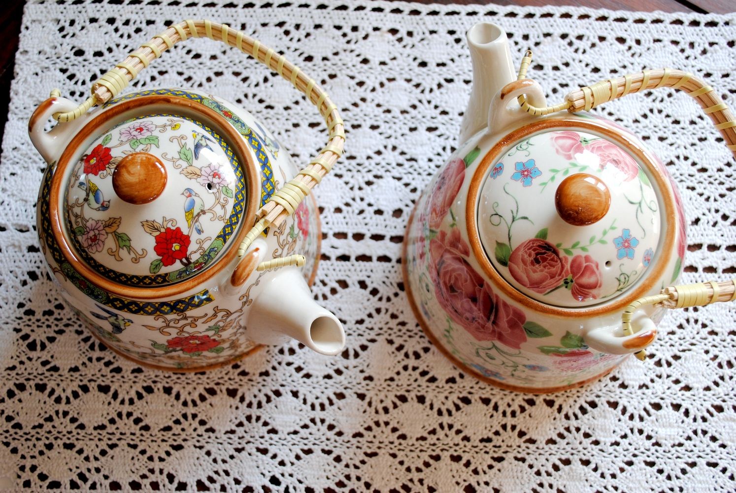 Porcelánová konvička se sítkem a květy - Ø 14*14 cm / 0,7L