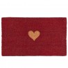 Kokosová rohožka Heart - 75*45*2 cm Materiál : guma, kokosové vláknoBarva : hnědá, červená Krásná a praktická veliká rohožka z kokosového vlákna s gumovým podkladem. Rohožka má pěkný a neotřelý design, zároveň splňuje požadavek funkčnosti. Kokosová vlákna dobře zachytávají nečistotu z bot, díky své tuhosti, boty vám pěkně "obrousí", než vejdete domů. Hodí se před vchodové dveře.