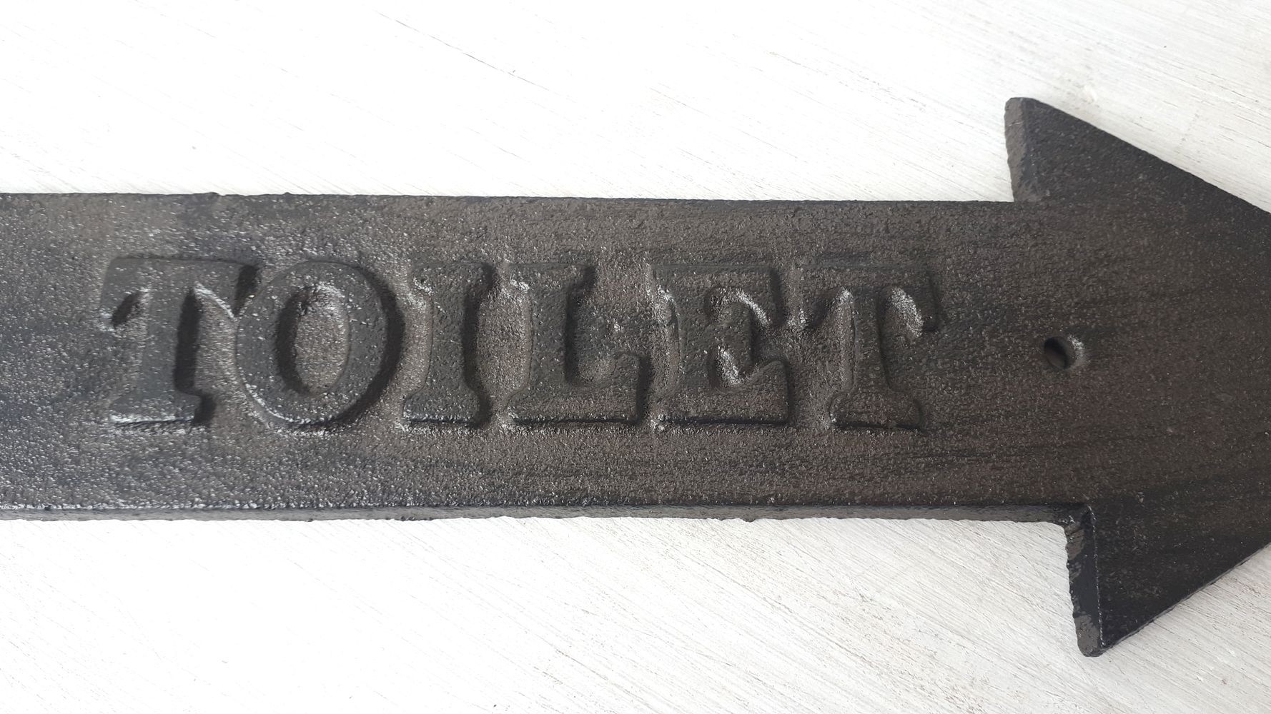 Litinová cedule nástěnná šipka Toilet - 29*10*1 cm