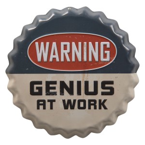 Barevná kulatá cedule WARNING GENIUS AT WORK s úmyslným odřením - 13*2 cm