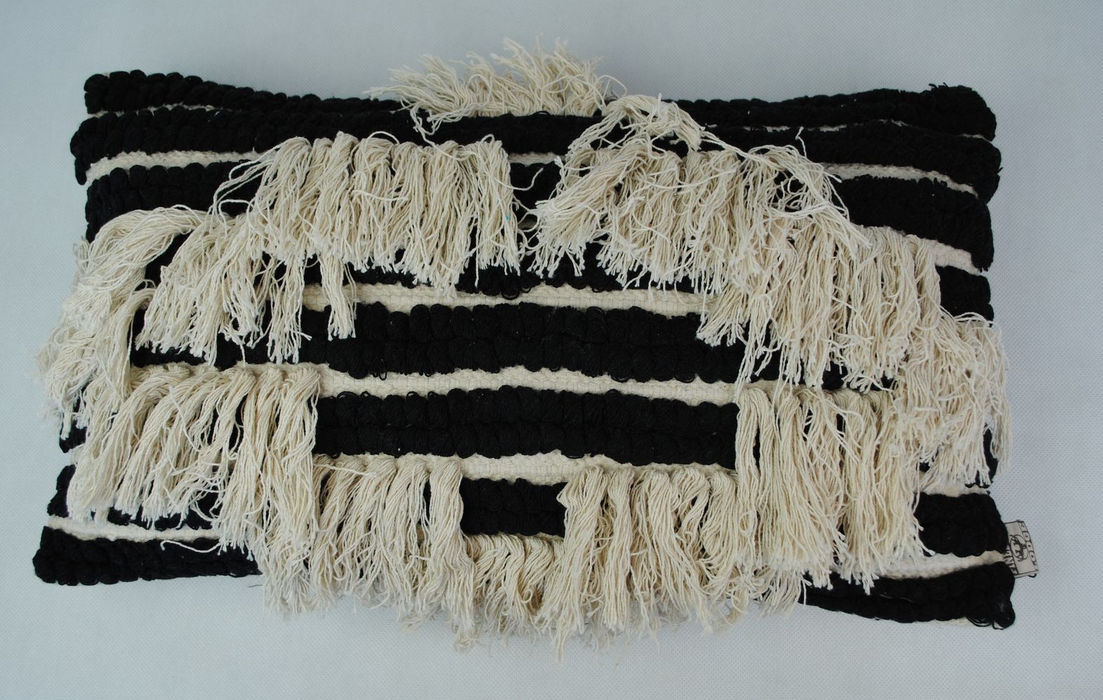 Černo-krémový boho polštář s třásněmi - 30*50cm