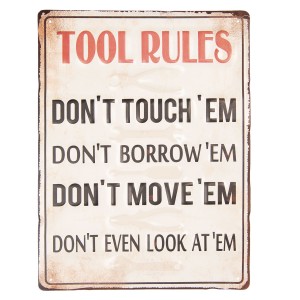 Barevná kovová cedule TOOL RULES s úmyslným odřením a rzí.