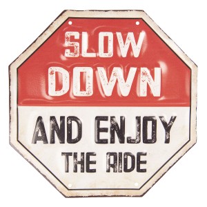 Barevná kovová cedule SLOW DOWN s úmyslným odřením.