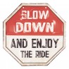 Barevná kovová cedule SLOW DOWN s úmyslným odřením.