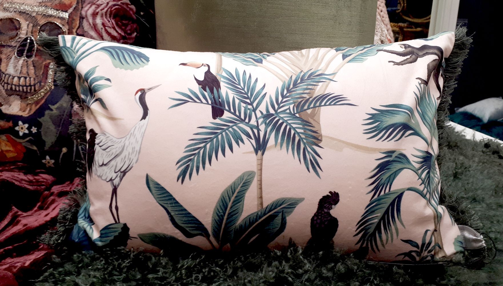 Růžový sametový polštář Tropical Bird - 35*50cm