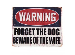 Barevná kovová cedule s vtipným textem, úmyslným odřením a patinou WARNING WIFE.