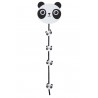 Dekorace girlanda Panda s kolíčky  - 19*17*74cm Materiál: dřevoBarva:bílá, černá Krásná dekorace v černo-bílé kombinaci barvy Pandy s kolíčky na pověšení fotografií nebo obrázků vašeho dítka. Skvěle padne do dětského pokojíčku.