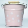 Růžový smaltovaný kyblík s puntíky Pink dot - Ø24*23cm - 6L Materiál: smaltBarva: růžová s puntíky, černá uvnitř Krásný smaltovaný kyblík ve větším provedení v růžové barvě skvěle doplní vaší kucyň nebo zahradu. Kyblík využijete více způsoby ... na vodu nebo jako vázu na květiny, či pouze jako dekoraci. 