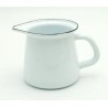 Bílá smaltovaná mlékovka White blue -11,5cm - 0.4L Materiál: smaltBarva: bílá Krásná smaltovaná mlékovka v bílé barvě skvěle doplní váš stůl. Mlékovka je bez víčka, je nutné dokoupit víčko zvlášt. Výška : 11.5cm. 