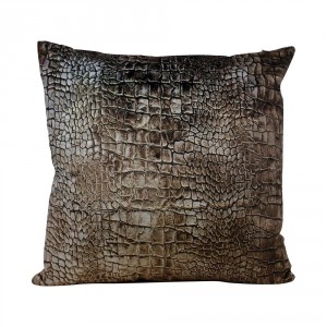 Hnědý sametový polštář s imitací krokodýlí kůže - 45*45*10cm