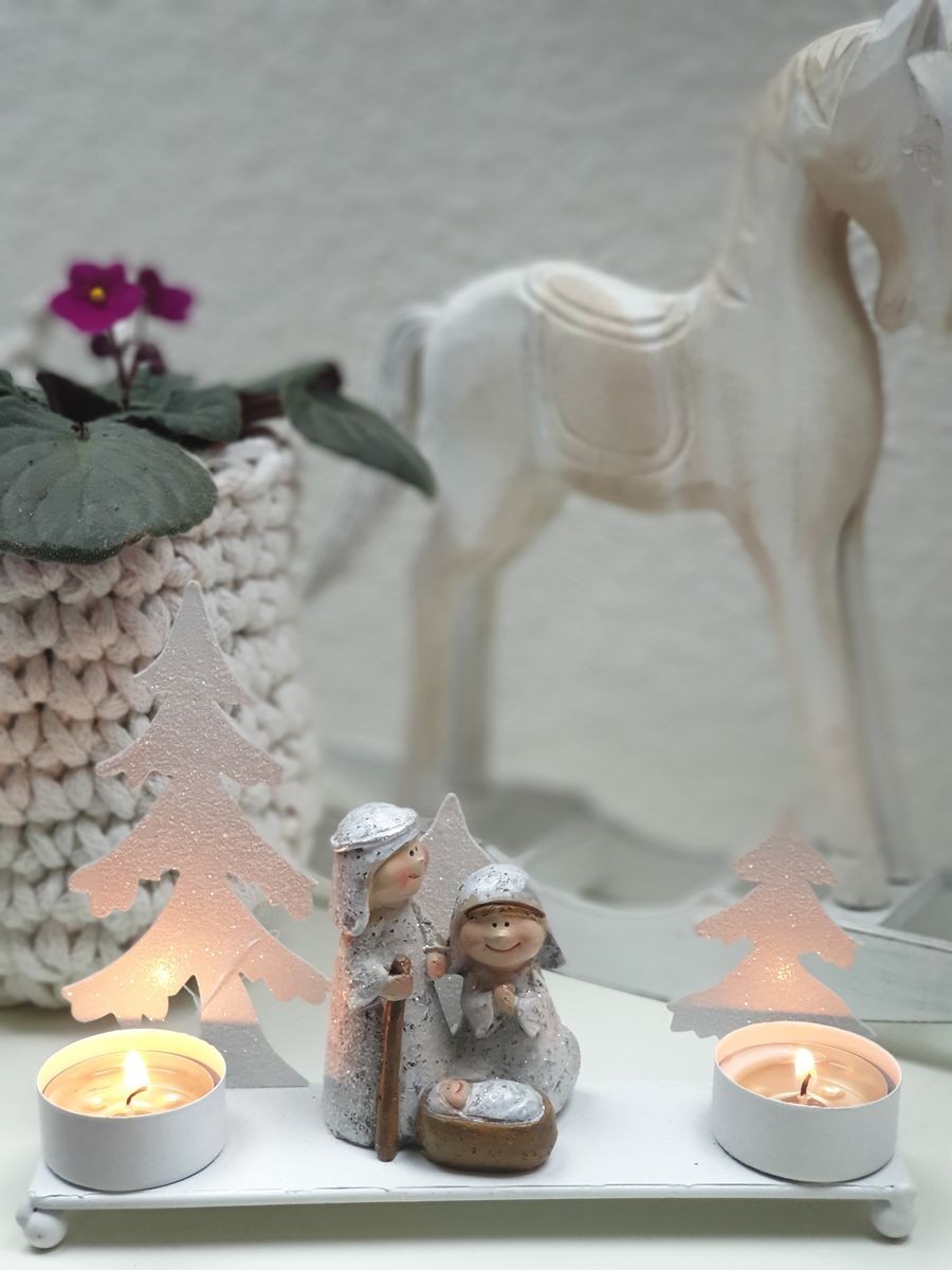 Bílý kovový svícen na čajové svíčky se svatou rodinou - 20*5*14cm Ostatní