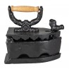 Dekorativní kovová žehlička s dřevěnou rukojetí - 10*5*10 cm Barva: černá, hnědáMateriál: kovHmotnost: 0,64 kg