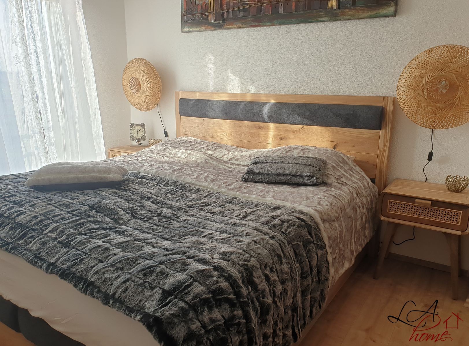Světle šedý chlupatý hotelový běhoun na postel Tiara - 240*100*3cm