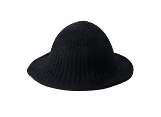 Černý zimní klobouk