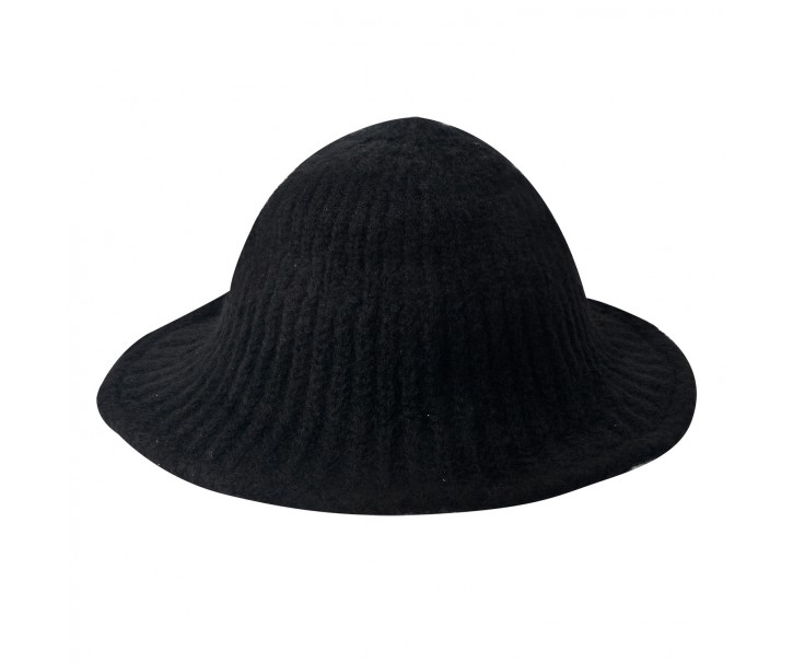 Černý zimní klobouk