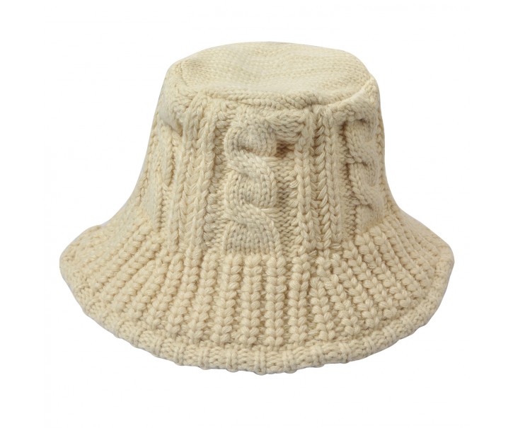 Bílý pletený zimní klobouk 