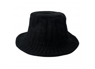 Černý pletený zimní klobouk