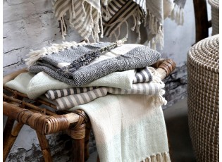 Slabounký bavlněný ručník / osuška se šedými pruhy a třásněmi - 90*180 cm