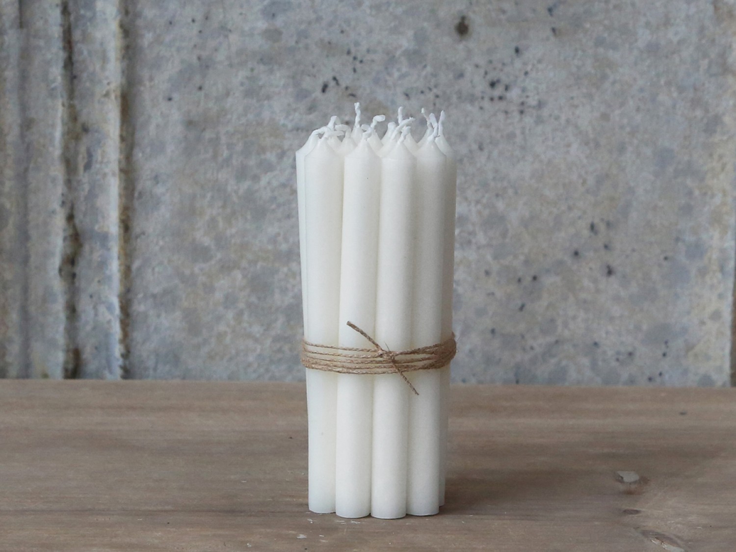 Bílá úzká svíčka Taper white - Ø 1,2 *13cm / 2.5h
