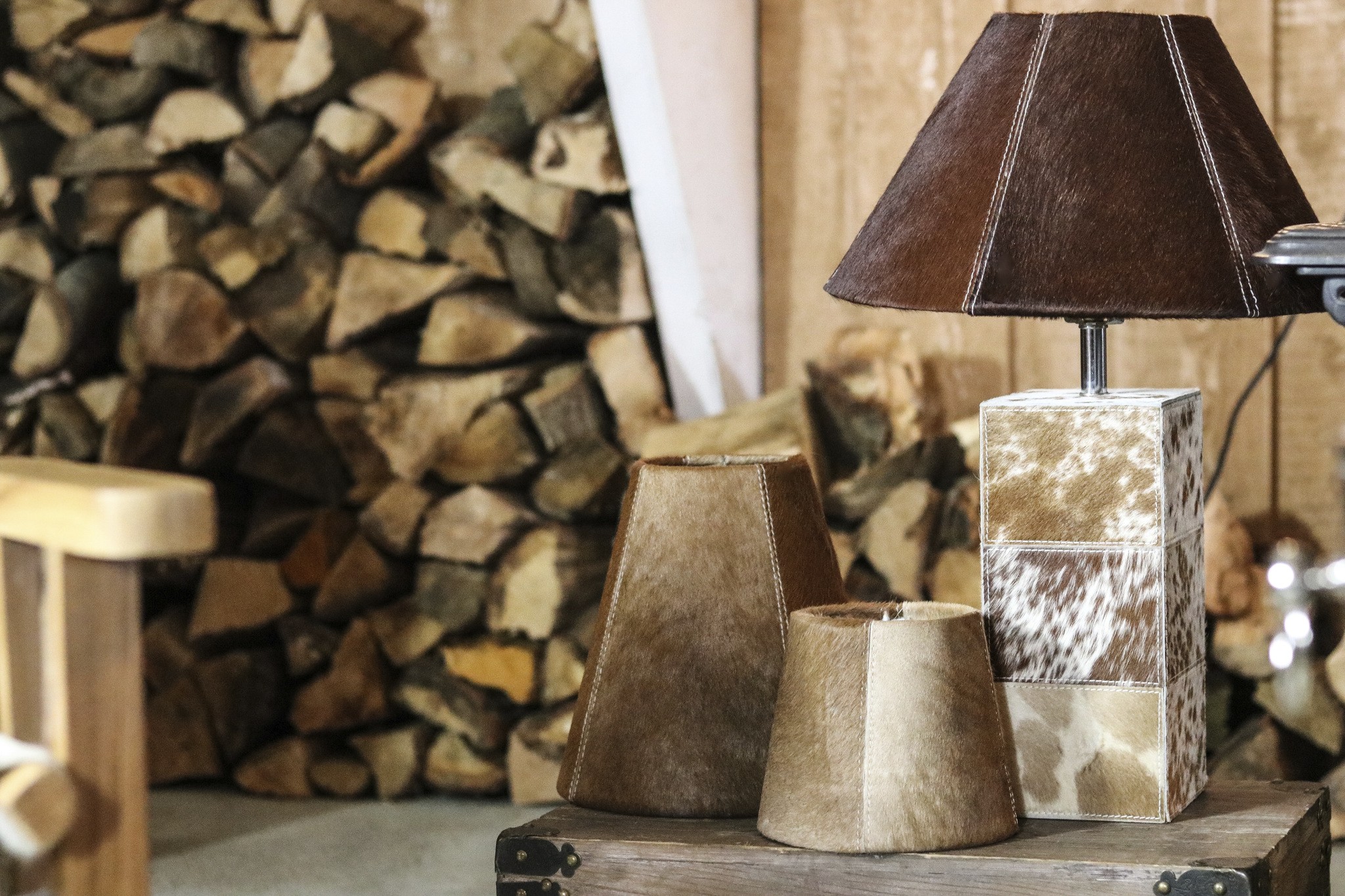 Základna lampy hranatá z hovězí kůže hnědá / bílá - 13,5*13,5*45cm/E27